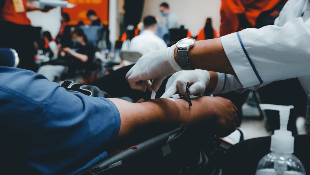 Proceso seguro de donación de sangre en un centro de salud
